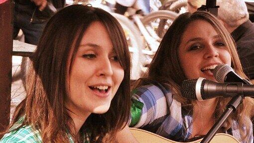 Irischer Vater, deutsche Mutter und eine Schwäche für bayerisches Bier: Das sind die Naughton Sisters Irischer Vater, deutsche Mutter und eine Schwäche für bayerisches Bier: Das sind die Naughton Sisters