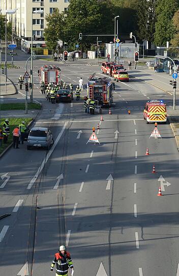 Spektakulärer Unfall auf der Fürstenrieder Straße: Ein 79-Jähriger rammt mit seinem BMW Alpina drei Autos.