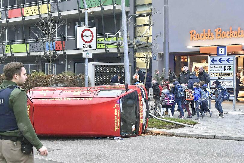 Auf der Kreuzung Chiemgaustraße/Pfälzer-Wald-Straße war ein BMW mit einem Piaggio Porter eines Rohrreinigungsbetriebs zusammengeprallt.