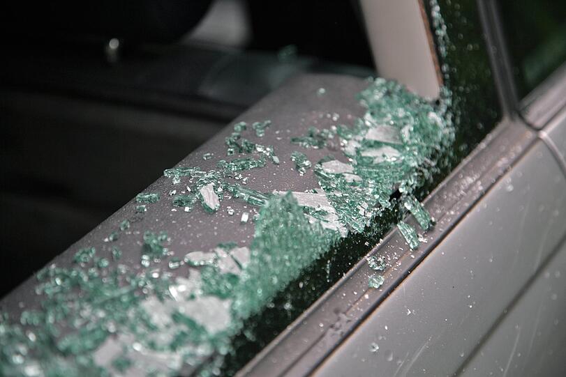 Erst eine zerbrochene Scheibe konnte den Autofahrer stoppen. (Symbolbild)