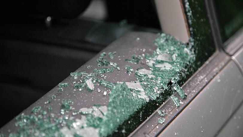 Erst eine zerbrochene Scheibe konnte den Autofahrer stoppen. (Symbolbild) Erst eine zerbrochene Scheibe konnte den Autofahrer stoppen. (Symbolbild)