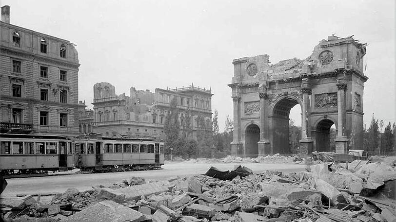 Das Siegestor ist nach dem Krieg zerstört.