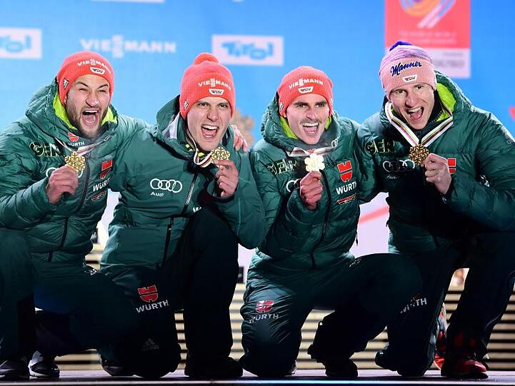 Skispringer Eisenbichler (l-r), Leyhe, Freitag und Geiger aus Deutschland jubeln über Gold.