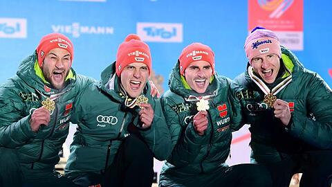 Skispringer Eisenbichler (l-r), Leyhe, Freitag und Geiger aus Deutschland jubeln über Gold.