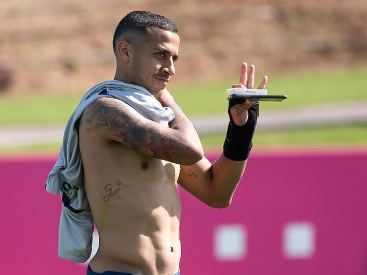 Thiago auf dem Trainingsgelände in Doha (Katar). Foto: Peter Kneffel/dpa