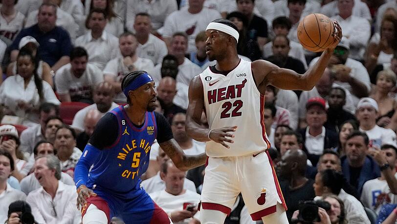 Miami Heat-Stürmer Jimmy Butler (22) versucht den Ball zu passen, während Denver Nuggets-Guard Kentavious Caldwell-Pope (5) verteidigt.