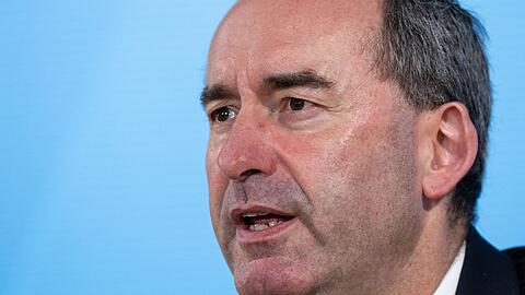 Bayerns Wirtschaftsminister Hubert Aiwanger soll "viele offene Fragen persönlich beantworten".
