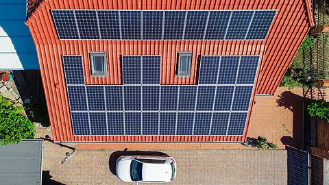 Dezentrale Stromspeicher in Privathaushalten und E-Autos könnten in der Energiewende wichtig werden.