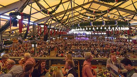 Heiß begehrt sind die Plätze in den Wiesn-Zelten. Die Schottenhamel Festhalle hat nun ein ungewöhnliches Angebot.
