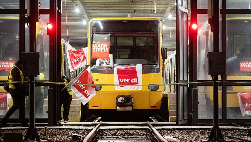 Die Warnstreiks im Nahverkehr bekommen vor allem Pendler, Sch&uuml;lerinnen und Sch&uuml;ler sowie deren Eltern zu sp&uuml;ren.