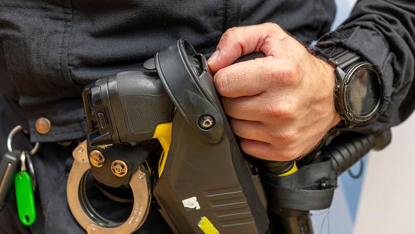 Der Verdächtige versuchte noch zu flüchten, konnte aber von der Polizei festgehalten werden. (Symbolbild) Der Verdächtige versuchte noch zu flüchten, konnte aber von der Polizei festgehalten werden. (Symbolbild)