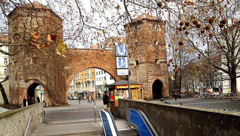 Der Täter verfolgte die junge Frau auf ihrem Weg aus dem U-Bahnhof zur Wallstraße, wo er sie plötzlich attackierte. Der Täter verfolgte die junge Frau auf ihrem Weg aus dem U-Bahnhof zur Wallstraße, wo er sie plötzlich attackierte.