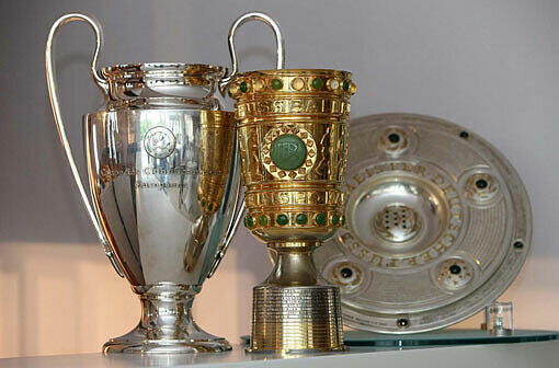 Triple aus DFB-Pokal, Meisterschale und Champion League-Pokal.