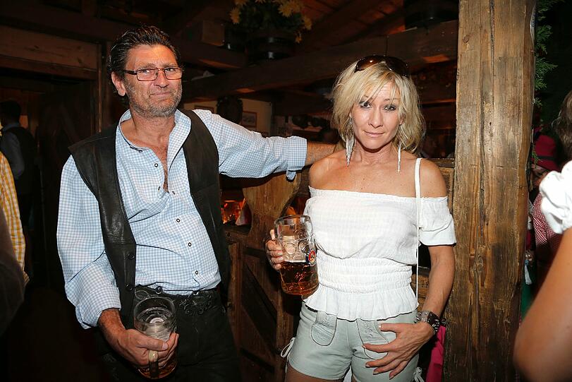 Sehen Sie weitere Promi-Bilder von Montagabend. Hier: Birgit Stein mit Begleitung.