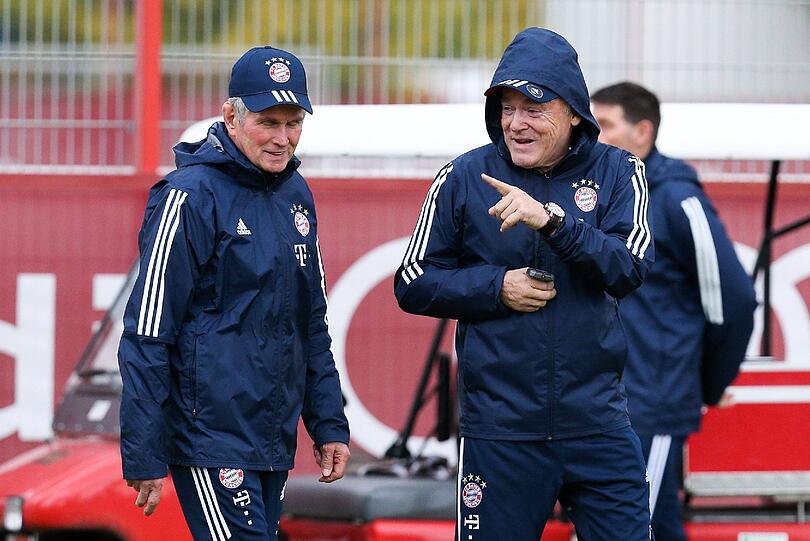 Auch Hermann Gerland hat offensichtlich Spaß auf dem Trainingsplatz.