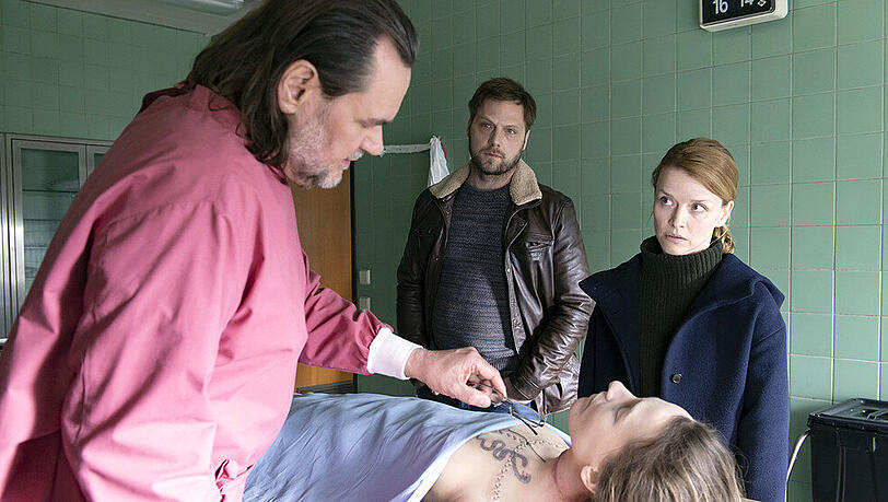 "Die Toten am Meer": Ria Larsen (Karoline Schuch) und Mattern (Ronald Kukulies) sind gespannt auf die Obduktionsergebnisse von Bernhard Metzger (Markus John) "Die Toten am Meer": Ria Larsen (Karoline Schuch) und Mattern (Ronald Kukulies) sind gespannt auf die Obduktionsergebnisse von Bernhard Metzger (Markus John)
