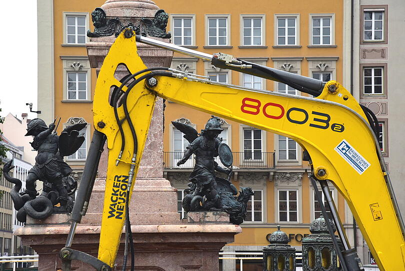 Wo sonst Touristen das Glockenspiel beobachten, steht in diesen Tagen schweres Gerät - die alten Pflastersteine werden ausgetauscht.