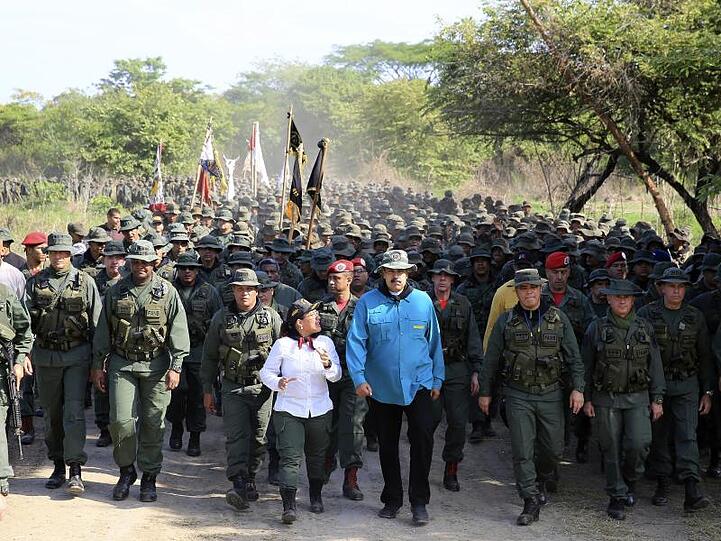 Nicolas Maduro (M), Präsident von Venezuela, besuchte ein Manöver, an dem 5000 Soldaten teilnahmen.