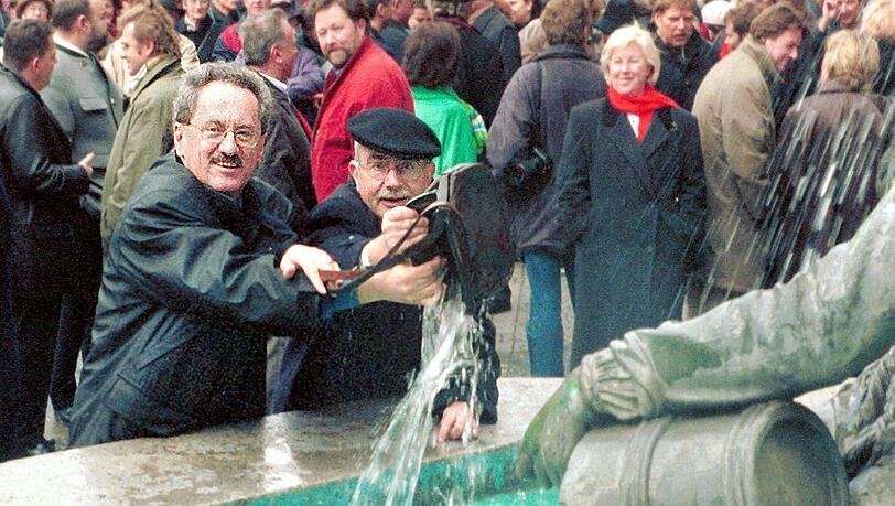 Beim traditionellen Geldbeutelwaschen am Fischbrunnen: Kämmerer Klaus Jungfer (r.) mit OB Christian Ude im Jahr 2000.
