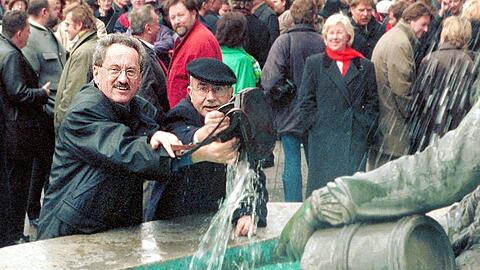 Beim traditionellen Geldbeutelwaschen am Fischbrunnen: Kämmerer Klaus Jungfer (r.) mit OB Christian Ude im Jahr 2000.