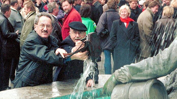 Beim traditionellen Geldbeutelwaschen am Fischbrunnen: Kämmerer Klaus Jungfer (r.) mit OB Christian Ude im Jahr 2000.