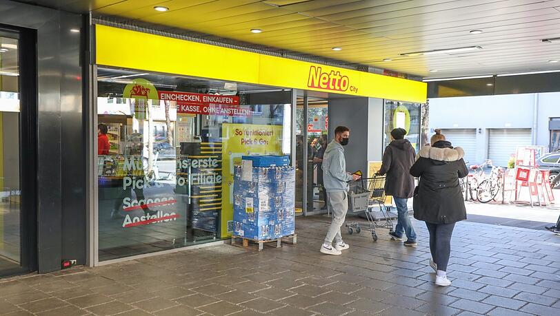 In dieser Netto-Filiale in Schwabing kann man an einer Kasse bezahlen, man muss aber nicht, wenn man sich auf die App einlässt.