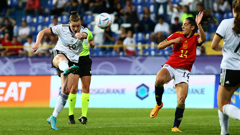 Alara Sehitler- hier bei der U17-EM im Spiel gegen Spanien - unterschreibt einen Zweijahresvertrag bei den Bayern-Frauen.