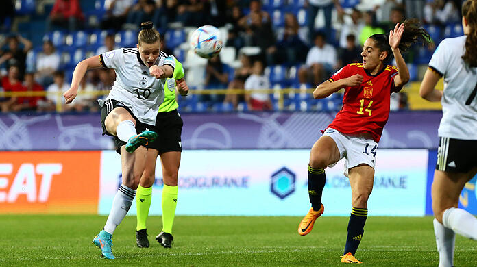 Alara Sehitler- hier bei der U17-EM im Spiel gegen Spanien - unterschreibt einen Zweijahresvertrag bei den Bayern-Frauen.