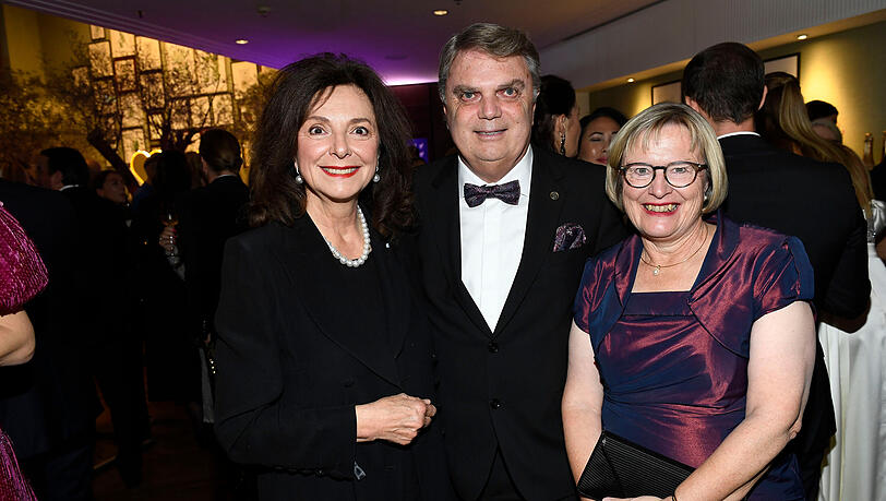 Uschi Dämmrich von Luttitz mit Kurt Peter (Gründer Stiftung Valentina) und Renate Peter (Gründerin Stiftung Valentina) Uschi Dämmrich von Luttitz mit Kurt Peter (Gründer Stiftung Valentina) und Renate Peter (Gründerin Stiftung Valentina)