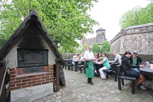 Biergarten mit ganz besonderer Aussicht: das Hexenhäusle direkt hinter der Kaiserburg.