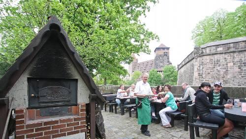 Biergarten mit ganz besonderer Aussicht: das Hexenhäusle direkt hinter der Kaiserburg. Biergarten mit ganz besonderer Aussicht: das Hexenhäusle direkt hinter der Kaiserburg.