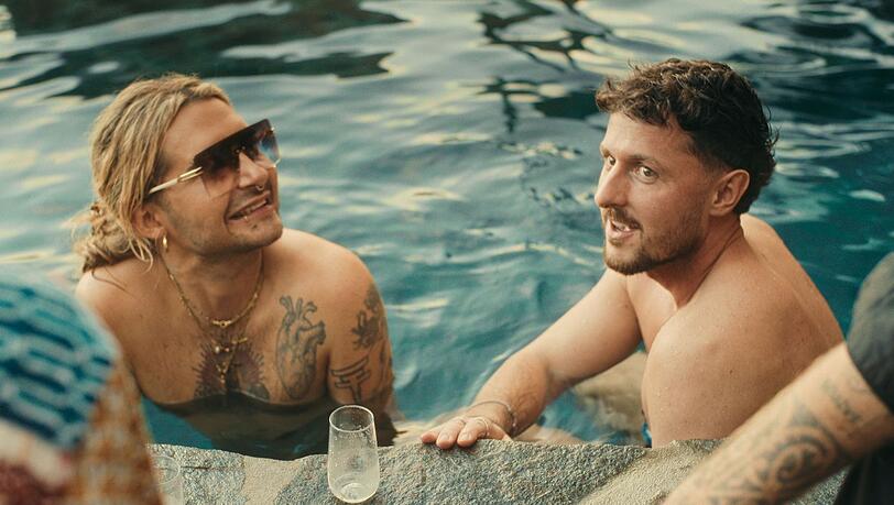 Auf einer Poolparty kamen sich Bill Kaulitz (links) und Jannik Kontalis näher. Auf einer Poolparty kamen sich Bill Kaulitz (links) und Jannik Kontalis näher.