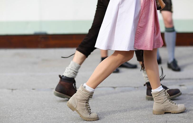 So sehr Sie auch an Ihren Adiletten hängen, auf der Wiesn haben sie nichts zu suchen. Genauso wenig wie Sandalen oder Flip-Flops. Sie tragen schließlich eine Tracht und nicht irgendein Sommeroutfit. Aber auch abgesehen vom Stil: Auf der Theresienwiese liegen schnell mal Splitter von Gläsern, es schwappt Bier über und manchmal muss man auch schnell ausweichen, falls sich jemand übergeben muss: Sie sind besser beraten mit echten Trachtenschuhen. So sehr Sie auch an Ihren Adiletten hängen, auf der Wiesn haben sie nichts zu suchen. Genauso wenig wie Sandalen oder Flip-Flops. Sie tragen schließlich eine Tracht und nicht irgendein Sommeroutfit. Aber auch abgesehen vom Stil: Auf der Theresienwiese liegen schnell mal Splitter von Gläsern, es schwappt Bier über und manchmal muss man auch schnell ausweichen, falls sich jemand übergeben muss: Sie sind besser beraten mit echten Trachtenschuhen.