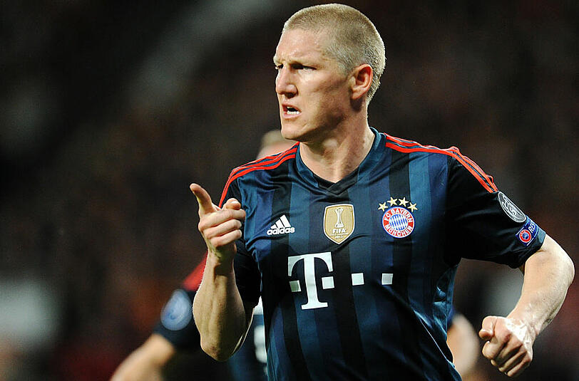 Bastian Schweinsteiger erzielt gegen Manchester United den Ausgleich per Dropkick.