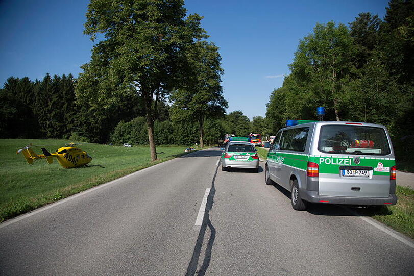 Bei Rabenden ist der Fahrer eines Mercedes beim Überholen frontal in einen BMW gekracht. Die Bilder