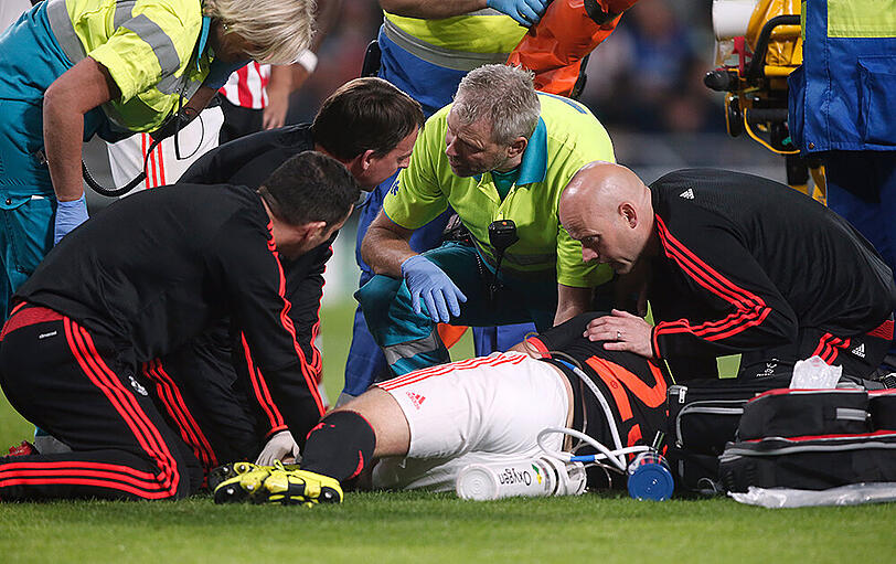 Nichts für schwache Nerven: Luke Shaw erlitt einen doppelten Schienbeinbruch - das Foul zum Durchklicken.