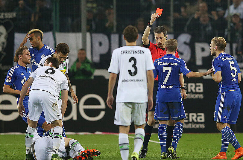 Beim Mönchengladbacher 3:1-Sieg gegen den FC Schalke 04 tritt Schalkes Johannes Geis Borussen-Stürmer André Hahn im Sprung hässlich unters Knie. Der 22-Jährige fliegt sofort vom Platz.