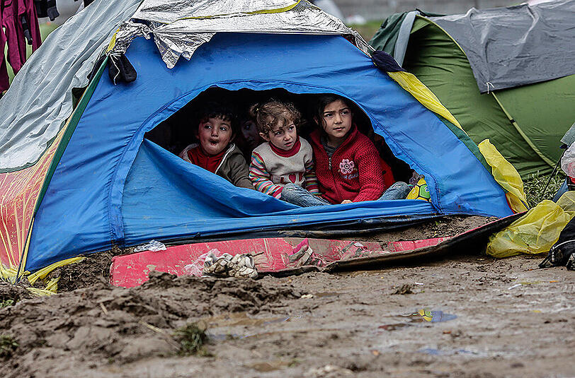 An der griechisch-mazedonischen Grenze herrscht Not und Elend. Schlamm und Dreck setzen den Tausenden Flüchtlingen, die festsitzen, zu.