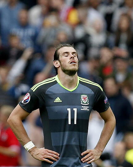 GARETH BALE: Der Waliser ist bislang der Superstar mit der höchsten Lieferquote. Im ersten EM-Spiel seines Landes legte er mit dem direkten Freistoßtor zum 1:0 den Grundstein für den Sieg über die Slowaken, auch gegen England erzielte der 100-Millionen-Euro-Mann einen Treffer. Dennoch können sich die tapferen Briten mit derzeit drei Punkten keinesfalls sicher sein, ihre Darbietung auf Europas größter Bühne auch in der K.o.-Phase noch präsentieren zu können.