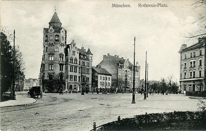 Winthirapotheke am Rotkreuzplatz um 1913. Das Haus steht noch heute an der Ecke Nymphenburger-/Leonrodstraße. Der Turm wurde 1944 allerdings zerstört. Das Foto zeigt die Nymphenburger Straße in der Bildmitte, links biegt die Leonrodstraße ab.