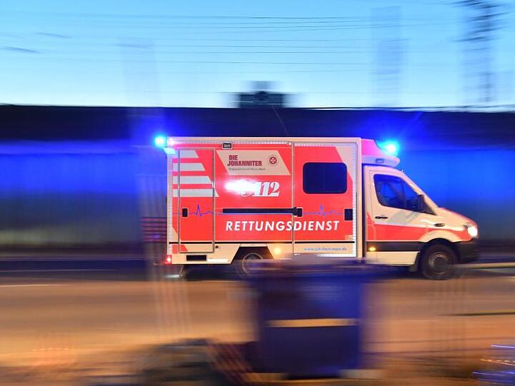 Ein Rettungswagen ist mit eingeschaltetem Blauchlicht im Einsatz. Foto: Boris Roessler/dpa/Archivbild