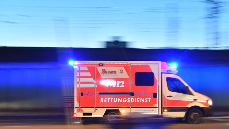 Ein Rettungswagen ist mit eingeschaltetem Blauchlicht im Einsatz. Foto: Boris Roessler/dpa/Archivbild Ein Rettungswagen ist mit eingeschaltetem Blauchlicht im Einsatz. Foto: Boris Roessler/dpa/Archivbild