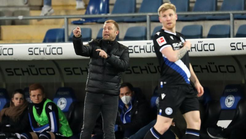 Bielefelds neuer Coach Frank Kramer (l steht vor der Aufgabe, mit seinen Profis mehr Durchschlagskraft beim Angreifen einzuüben.