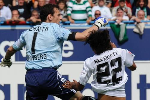 Harte Bandagen im Derby? Eher selten, so wie hier beim Luftkampf zwischen Raphael Schäfer und Sami Allagui. Aber es gab insgesamt nur eine Gelbe Karte. Vorbildlich!