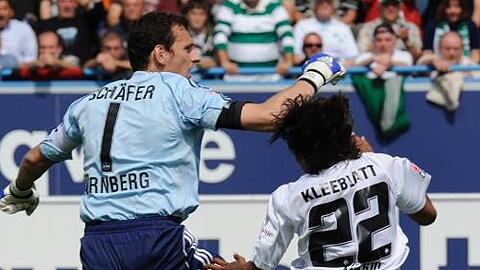 Harte Bandagen im Derby? Eher selten, so wie hier beim Luftkampf zwischen Raphael Schäfer und Sami Allagui. Aber es gab insgesamt nur eine Gelbe Karte. Vorbildlich!