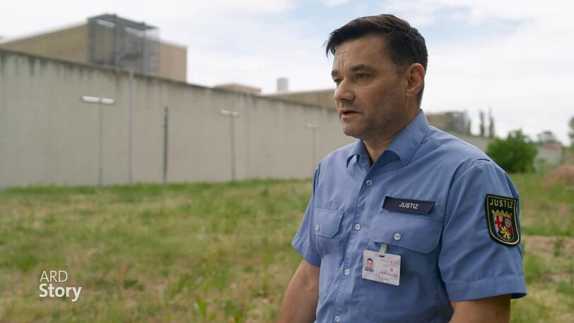 Per Faustschlag machte JVA-Beamter Jens Wagner einst eine Drohne unschädlich. Die Piloten konnte er jedoch nicht fassen. Per Faustschlag machte JVA-Beamter Jens Wagner einst eine Drohne unschädlich. Die Piloten konnte er jedoch nicht fassen.