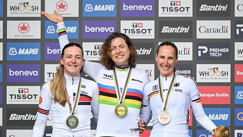 Franziska Koch (r) freut sich über Bronze. Franziska Koch (r) freut sich über Bronze.