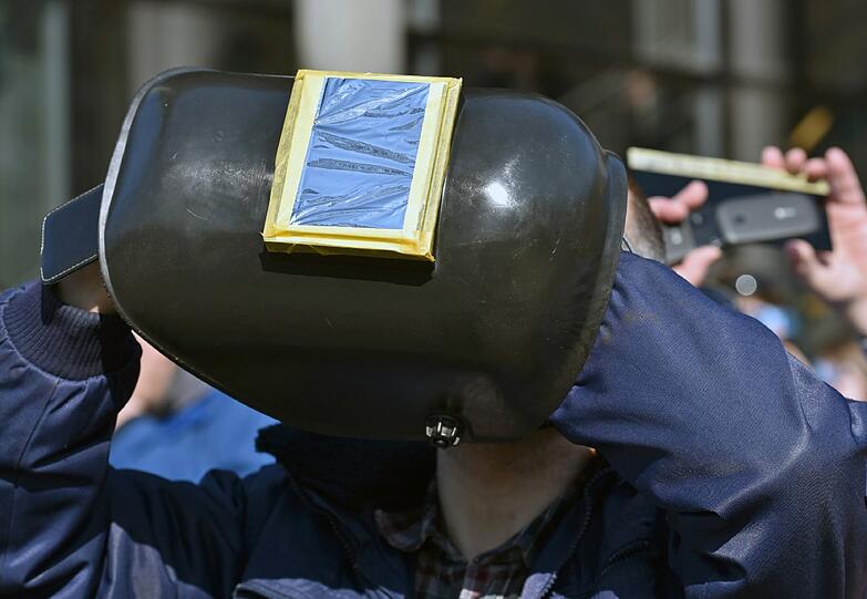 Wem eine einfache Schweißer-Maske zu gefährlich war, der bastelt einfach noch ein bisschen dran rum.