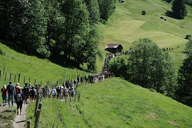 Friedlich, aber unübersichtlich: Durch Garmisch ziehen einige hundert Menschen, andere sind mit Fahrrädern gestartet, mehrere Demonstrationen gehen - wenngleich auf behördlich verkürzten Routen - sportlich ambitioniert und auf Bergwegen Richtung Schloss. Die besten Bilder vom G7-Protest zum Durchklicken.