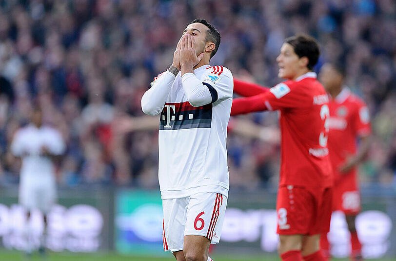 Thiago Alcantara: Note 2. Der Spanier stand erstmals seit Mitte Oktober wieder in der Liga in der Startaufstellung. Setzte offensiv viele Akzente, behauptete und verteilte die Bälle gut &ndash; oft als Linksaußen. Hätte nach Flanke von Vidal das 1:0 erzielen können, ja müssen. Stoppte den Ball elegant mit der Brust, doch die Weiterverarbeitung aus sechs Metern völlig frei vor Zieler führte nicht zum Tor (5.).